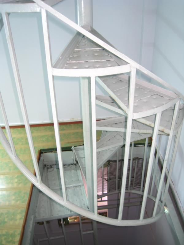 Cầu thang xoắn ốc cũ: Tìm hiểu những chi tiết độc đáo về cầu thang xoắn ốc cũ trên hình ảnh này. Với kiểu dáng độc đáo và lối thiết kế tối giản, cầu thang này đã trở thành một hình mẫu điển hình trong nghệ thuật kiến trúc sắt của thế kỷ 19.