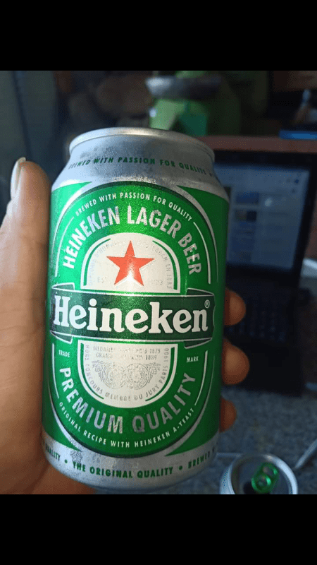 Bia Heineken 330ml - thương hiệu bia cao cấp và được ưa chuộng trong cộng đồng. Hãy cùng khám phá hình ảnh chân thực của ly bia Heineken 330ml này để cảm nhận hương vị đặc biệt và thưởng thức món đồ uống tuyệt vời này.