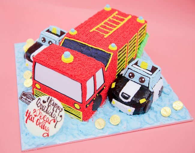 Bánh sinh nhật hình ô tô cứu hỏa màu đỏ đặc trưng