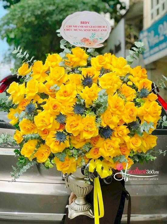Bình hoa chúc mừng sang trọng tại shop hoa tươi Tân Bình