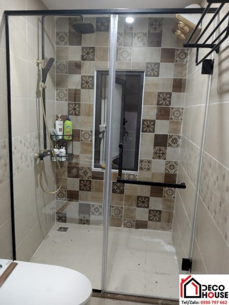 Vách kính nhà tắm phụ kiện màu đen tại Hà Nội