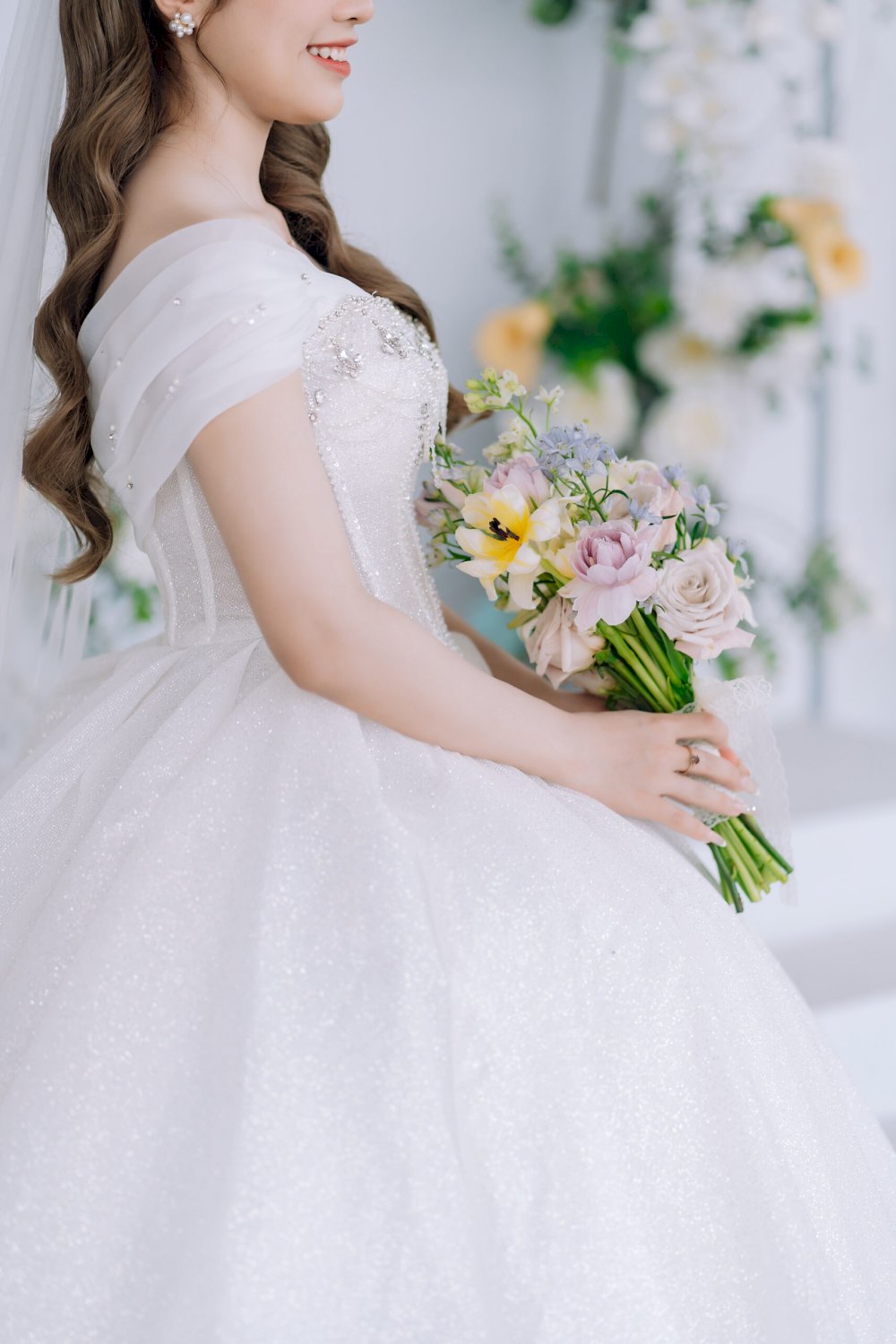Váy cưới trễ vai là một thiết kế vừa kín đáo vừa hở nhẹ nhàng, có thể che đi phần khuyết điểm trên cơ thể mình