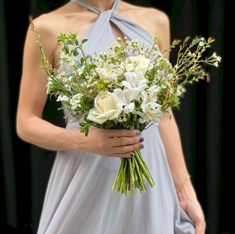 Hoa cưới làm từ hoa tươi có nhiều ưu điểm và là lựa chọn phổ biến trong lễ cưới