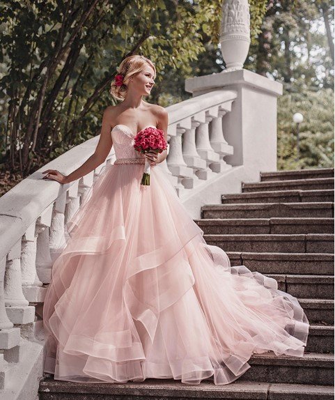 Váy cưới màu hồng - Một bước thành nàng công chúa 