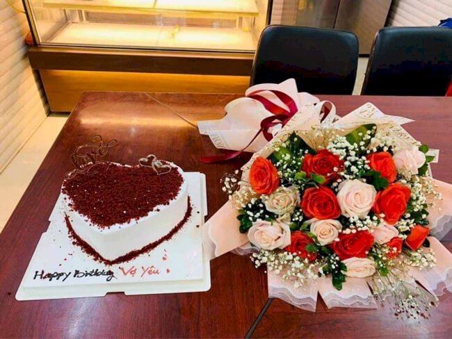 Combo bánh sinh nhật đẹp cho người yêu và hoa tươi tặng kèm