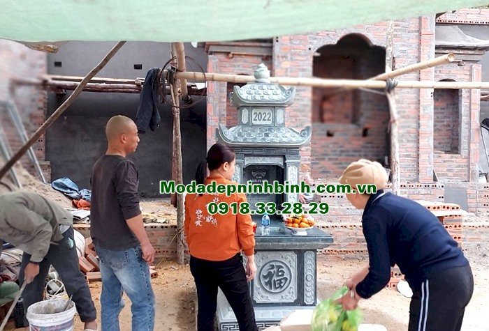 Hình ảnh gia đình anh Bình hỗ trợ lắp đặt hoàn thiện hai ngôi mộ đá 