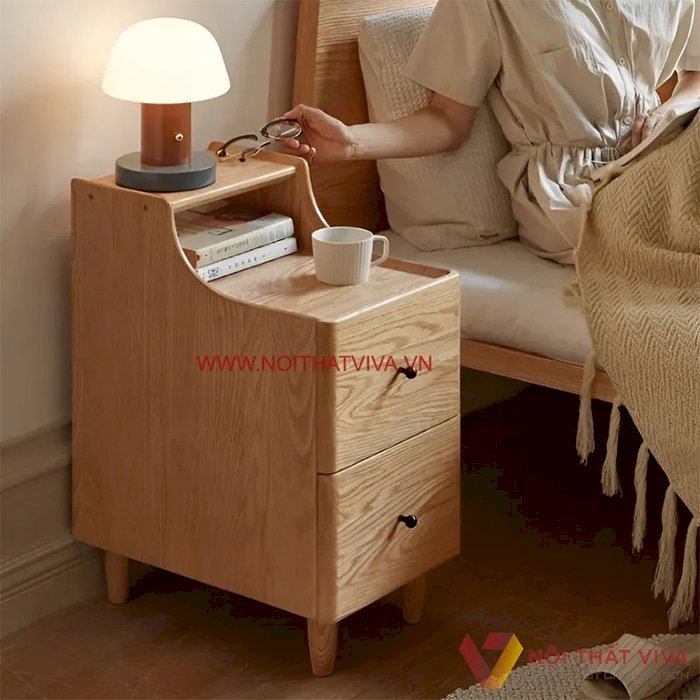 Tủ đầu giường gỗ tự nhiên tăng thêm sự sang trọng, thanh lịch cho căn phòng.