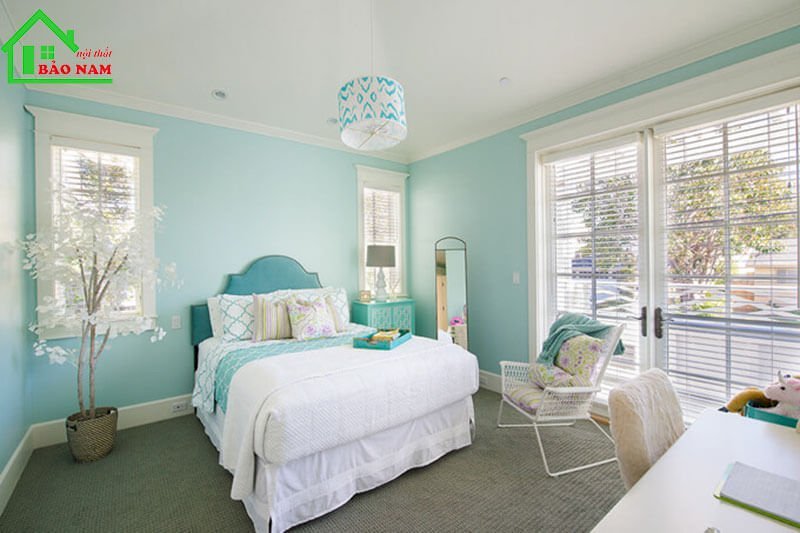 Phòng ngủ sử dụng màu sắc tự nhiên và tươi sáng như xanh lá cây, xanh dương, và màu nâu nhạt.