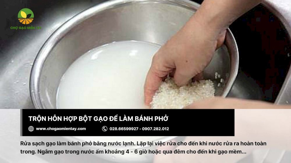 Bước đầu tiên cần làm để sản xuất bánh phở là trộn hỗn hợp bột gạo