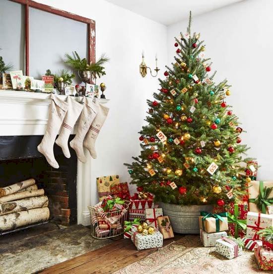  Đặt những hộp quà trang trí dưới gốc cây thông mừng Noel