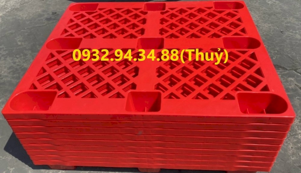 Pallet nhựa lót sàn cũ,tấp nhựa lót sàn cũ giá rẻ Pallet nhựa lót sàn cũ, tấm nhựa lót sàn cũ là một tấm nhựa mỏng đã qua sử dụng, có cấu trúc phẳng được dùng để kê đỡ các loại hàng hóa hay làm sàn để đi lại trên đó. Pallet nhựa lót sàn chính là tấm lót nhựa thay thế mặt sàn, nó giúp bảo quản hàng hóa tránh bị ẩm mốc, mối mọt hay các tác nhân dưới đất gây ảnh hưởng đến chất lượng hay hư hỏng sản phẩm hàng hoá.  Pallet nhựa lót sàn cũ, tấm nhựa lót sàn cũ có ưu điểm: Pallet nhựa lót sàn cũ giá thấp hơn nhiều so với giá của pallet nhựa lót sàn mới, có khi chỉ bằng 1/2 giá hàng mới nhưng những chức năng nó mang lại cũng giống hoàn toàn như pallet nhựa lót sàn mới, vì vậy mà giúp cho các doanh nghiệp hay người sử dụng chúng tiết kiệm được một khoản chi phí đáng kể. Pallet nhựa lót sàn cũ giúp cho hàng hoá có một khoảng cách an toàn so với mặt đất giúp bảo quản hàng hoá được an toàn trước các tác nhân ngoài môi trường như mối mọt, côn trùng, ẩm thấp…. Tấm nhựa lót sàn cũ cách nhiệt, cách điện rất tốt. Tuy nhiên không nên để chúng quá lâu ngoài trời sẽ làm giảm tuổi thọ của pallet, đồng thời không nên để pallet nhựa lót sàn cũ gần các nguồn điện hay các máy móc đang hoạt động với công suất lớn, điều này sẽ mang lại nguy cơ bén điện cháy nổ, hoả hoạn cao. Tấm nhựa lót sàn cũ giúp cho qua trình vận chuyển được dễ dàng và thuận lợi hơn… Khi sử dụng pallet nhựa cũ lót sàn, tấm nhựa lót sàn Quý khách cần lưu ý: Không kê hàng hoá quá tải trọng cho phép của tấm nhựa lót sàn cũ để tránh tình trạng gây đổ vỡ hàng hoá hay nguy hiểm đến tính mạng của con người. Khi chất hàng cần để ý phân bổ hàng hoá trải đều trên bề mặt pallet, tráng để dồn về ở giữa hoặc hai bên. Không để pallet nhựa ở gần những khu vực có máy móc hoạt động công suất cao cũng như những nguồn dễ gây cháy nổ. Do bề mặt pallet nhựa lót sàn cũ đa số có bề mặt bằng phẳng nên khi để hàng hoá cần để ý tránh bị trơn trượt. Với các loại pallet nhựa lót sàn quá cũ hay đã bị hư hỏng không nên cố sử dụng để gây ra những thiệt hại không đáng có cho hàng hóa cũng như an toàn cho con người.  Nếu cần mua pallet nhựa lót sàn cũ, tấm nhựa lót sàn cũ hãy liên hệ ngay cho công ty chúng tôi: Thông tin liên hệ: CÔNG TY TNHH SX TM DV MAI PHÁT Địa chỉ: 365 Võ Nguyên Giáp, Tân Cang, P. Phước Tân, TP. Biên Hòa, Đồng Nai Hotline: 0932.94.34.88 (Ms. Thuỷ) Website: phanphoipalletnhua.com Email: congtymaiphat@gmail.com