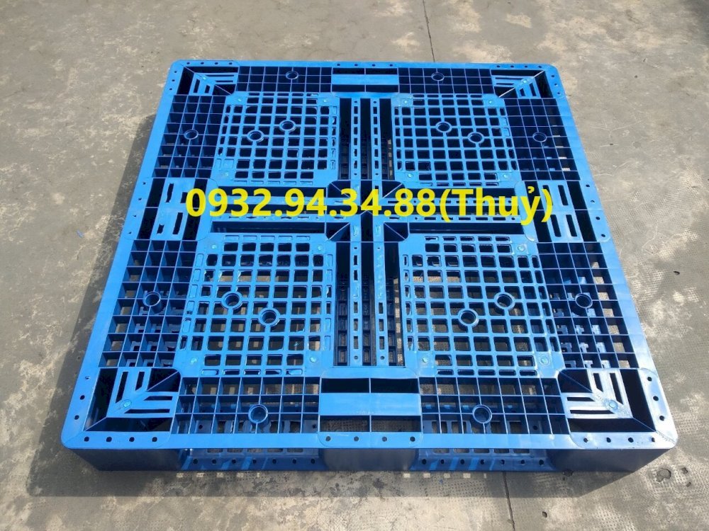 Pallet nhựa lót sàn cũ,tấp nhựa lót sàn cũ giá rẻ Pallet nhựa lót sàn cũ, tấm nhựa lót sàn cũ là một tấm nhựa mỏng đã qua sử dụng, có cấu trúc phẳng được dùng để kê đỡ các loại hàng hóa hay làm sàn để đi lại trên đó. Pallet nhựa lót sàn chính là tấm lót nhựa thay thế mặt sàn, nó giúp bảo quản hàng hóa tránh bị ẩm mốc, mối mọt hay các tác nhân dưới đất gây ảnh hưởng đến chất lượng hay hư hỏng sản phẩm hàng hoá.  Pallet nhựa lót sàn cũ, tấm nhựa lót sàn cũ có ưu điểm: Pallet nhựa lót sàn cũ giá thấp hơn nhiều so với giá của pallet nhựa lót sàn mới, có khi chỉ bằng 1/2 giá hàng mới nhưng những chức năng nó mang lại cũng giống hoàn toàn như pallet nhựa lót sàn mới, vì vậy mà giúp cho các doanh nghiệp hay người sử dụng chúng tiết kiệm được một khoản chi phí đáng kể. Pallet nhựa lót sàn cũ giúp cho hàng hoá có một khoảng cách an toàn so với mặt đất giúp bảo quản hàng hoá được an toàn trước các tác nhân ngoài môi trường như mối mọt, côn trùng, ẩm thấp…. Tấm nhựa lót sàn cũ cách nhiệt, cách điện rất tốt. Tuy nhiên không nên để chúng quá lâu ngoài trời sẽ làm giảm tuổi thọ của pallet, đồng thời không nên để pallet nhựa lót sàn cũ gần các nguồn điện hay các máy móc đang hoạt động với công suất lớn, điều này sẽ mang lại nguy cơ bén điện cháy nổ, hoả hoạn cao. Tấm nhựa lót sàn cũ giúp cho qua trình vận chuyển được dễ dàng và thuận lợi hơn… Khi sử dụng pallet nhựa cũ lót sàn, tấm nhựa lót sàn Quý khách cần lưu ý: Không kê hàng hoá quá tải trọng cho phép của tấm nhựa lót sàn cũ để tránh tình trạng gây đổ vỡ hàng hoá hay nguy hiểm đến tính mạng của con người. Khi chất hàng cần để ý phân bổ hàng hoá trải đều trên bề mặt pallet, tráng để dồn về ở giữa hoặc hai bên. Không để pallet nhựa ở gần những khu vực có máy móc hoạt động công suất cao cũng như những nguồn dễ gây cháy nổ. Do bề mặt pallet nhựa lót sàn cũ đa số có bề mặt bằng phẳng nên khi để hàng hoá cần để ý tránh bị trơn trượt. Với các loại pallet nhựa lót sàn quá cũ hay đã bị hư hỏng không nên cố sử dụng để gây ra những thiệt hại không đáng có cho hàng hóa cũng như an toàn cho con người.  Nếu cần mua pallet nhựa lót sàn cũ, tấm nhựa lót sàn cũ hãy liên hệ ngay cho công ty chúng tôi: Thông tin liên hệ: CÔNG TY TNHH SX TM DV MAI PHÁT Địa chỉ: 365 Võ Nguyên Giáp, Tân Cang, P. Phước Tân, TP. Biên Hòa, Đồng Nai Hotline: 0932.94.34.88 (Ms. Thuỷ) Website: phanphoipalletnhua.com Email: congtymaiphat@gmail.com