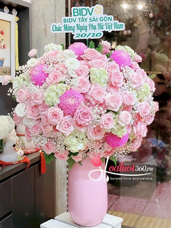 Giỏ hoa chúc mừng tại cửa hàng hoa tươi quận Tân Bình