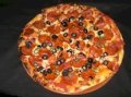 Pizza với cà chua, pho ma, ớt và gia vị (loại nhỏ)