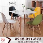 Bàn ghế nhà hàng nhựa chân gỗ Eames 4 ghế 1 bàn Nguyễn N047