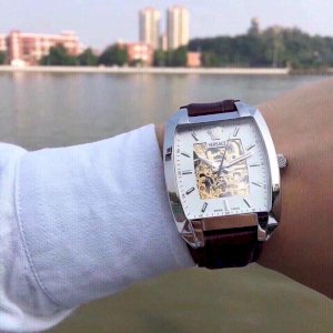 Đồng hồ Versace dây da hở VS555