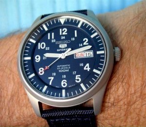 Đồng hồ Seiko cơ dây dù size 42 SK16