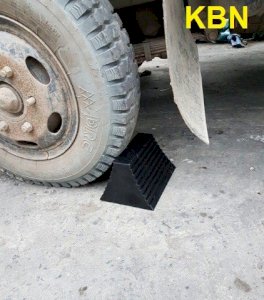 Cục chặn bánh xe cao su di động KBN245