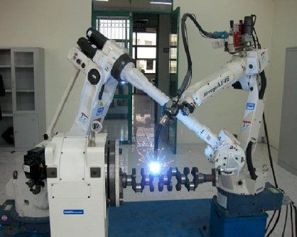 Phục hồi chi tiết máy bằng công nghệ hàn robot với hệ thống đồng bộ giữa đồ gá với robot hàn và robot nâng hạ.