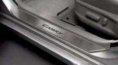 Nẹp bước chân trong Inox cố đèn chữ dành cho xe Toyota Camry