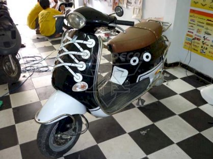 Dán decal xe Vespa Lx giầy Converse