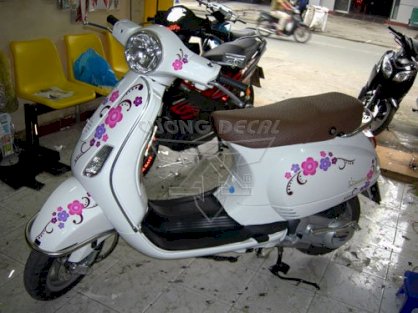 Dán decal xe Vespa Lx hoa tròn