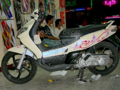 Dán decal xe Yamaha Nouvo bướm xoay