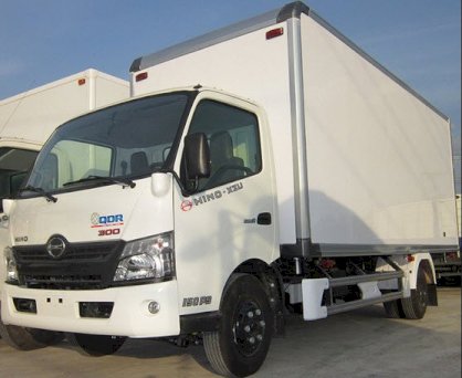 Xe tải thùng kín Hino 300 XZU720L-HKFRL3