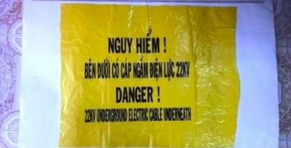 Băng cảnh báo nguy hiểm: bên dưới có cáp ngầm điện lực 22KV