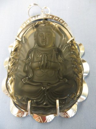 Mặt  Phật bản mệnh Thiên thủ bồ tát đá thạch anh khói 7,3x 5,7 cm bọc bạc.