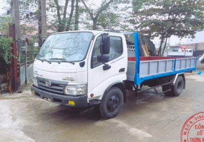 Xe tải Hino thùng lửng, thùng tiêu chuẩn model WU342L-NKMRJD3, tải trọng 5 tấn, thùng dài 4,22m