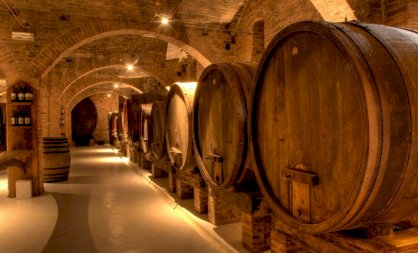 Tranh gạch men mẫu hầm rượu gỗ cổ