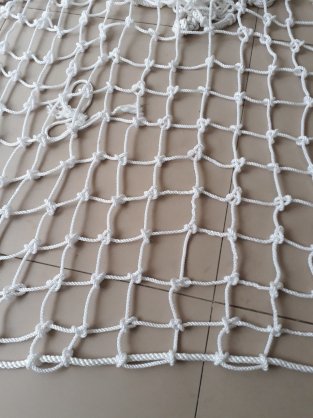 Lưới an toàn sợi dù tổng hợp màu trắng thông tầng mắt 7 cm