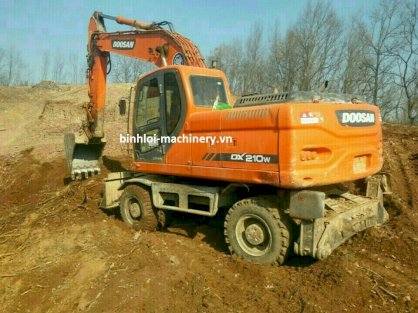 Máy xúc đào bánh lốp Doosan 210W