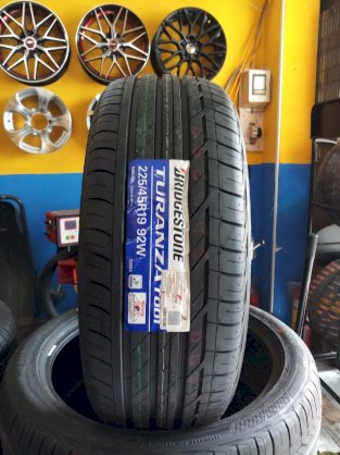 Lốp xe Bridgestone 225/45 R19 T001