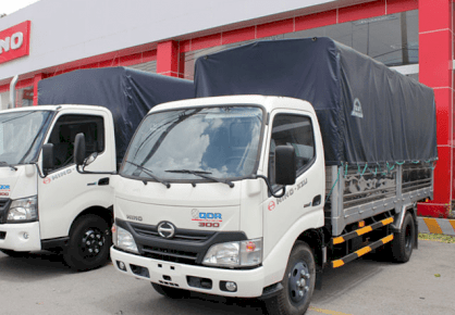 Hino XZU650L 1,9 tấn thùng mui bạt 2020