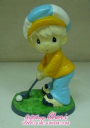 Bé chơi Golf 