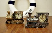 Đồng hồ để bàn hình mô tô và tàu lửa