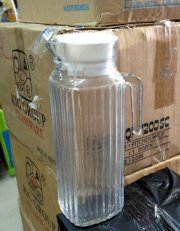 Bình thủy tinh sọc nắp nhựa 1,2 lít Indonesia. Dùng đựng nước, sữa, dầu ăn, nước chấm,... V471.