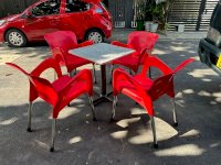 Bàn Ghế Cafe Nhựa Nữ Hoàng Chân Inox Lớn Ghế Màu Đỏ