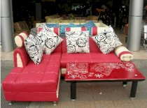 Sofa đỏ - Gối hoa hồng đen