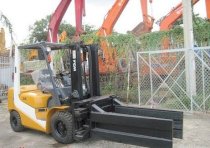 Xe nâng TCM FD25C3 2T5 3m - 2004 (kẹp vuông)