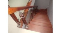 Cầu thang kính tay vịn gỗ Trung Thành TT-CTK2