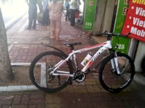 Xe đạp thể thao TrinX M208 - Khung trắng tem đỏ