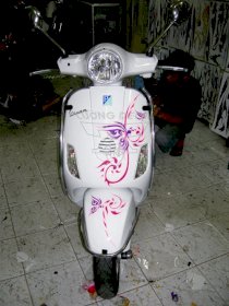 Dán decal xe Vespa Lx bướm xoay