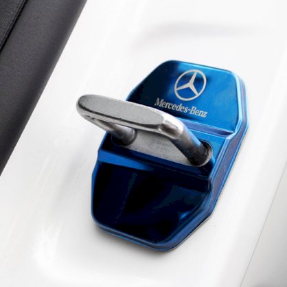 Bộ 04 ốp bảo vệ bản lề cửa xe ô tô logo Mercedes-Benz