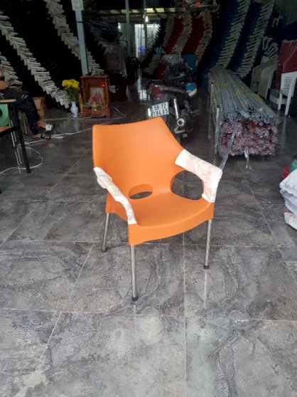 Bàn ghế nhựa màu cam chân inox lớn