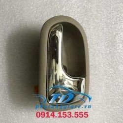 Tay mở cửa trong sau Mazda 323