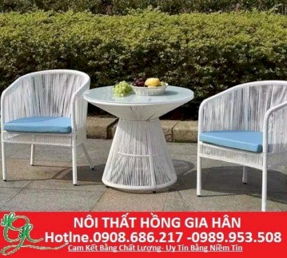 Bộ bàn ghế mây nhựa màu trắng đan dọc HGH013
