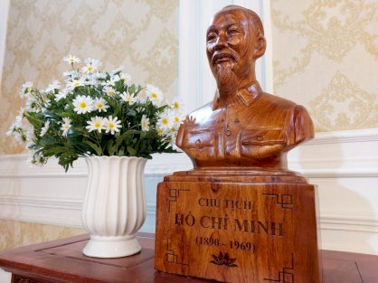Tượng chân dung chủ tịch Hồ Chí Minh